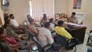 स्वर्ण व्यवसायियों के साथ थाना प्रभारी ने की बैठक, दुकानों की सुरक्षा को लेकर दिए सख्त निर्देश 4 IMG 20261002 WA0016