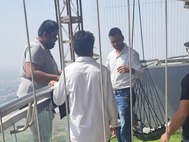 यूपी की सबसे ऊंची बिल्डिंग के 43वें-फ्लोर से इंजीनियर कूदाः शरीर के टुकड़े 30-40 फीट तक बिखरे; बचाने आए 4 लोगों से हाथ छुड़ाकर छलांग लगाई