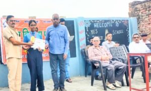 कांठ: गुरु वंदन-छात्र अभिनंदन कार्यक्रम में मेधावी बच्चे -सर्वश्रेष्ठ शिक्षिका सम्मानित 3 IMG 20261006 WA00492