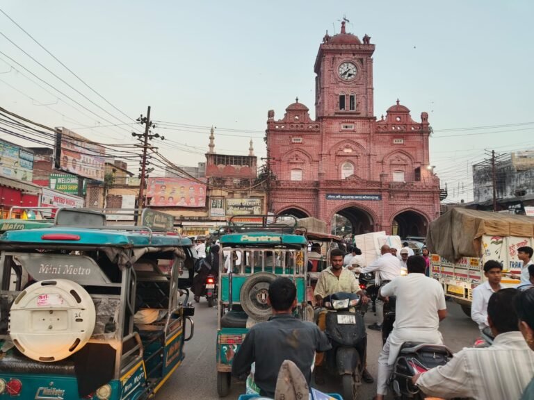 मेरठ में जाम से जूझ रहा घंटाघर से केसरगंज का रास्ता, अतिक्रमण और ई-रिक्शा बने बड़ी चुनौती!