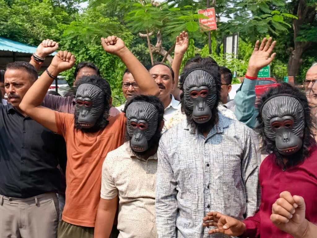 बंदरों के मुखौटे लगाकर कमिश्नरी पर प्रदर्शन: मेरठ में वार्ड 60 के लोग परेशान, बोले- कई लोग घायल हो चुके - MEERUT, उत्तर प्रदेश