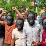 बंदरों के मुखौटे लगाकर कमिश्नरी पर प्रदर्शन: मेरठ में वार्ड 60 के लोग परेशान, बोले- कई लोग घायल हो चुके
