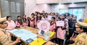 मिशन शक्ति अभियान: एक दिन की कांठ थाना प्रभारी बनी छात्रा कामिनी 3 IMG 20261012 WA00882