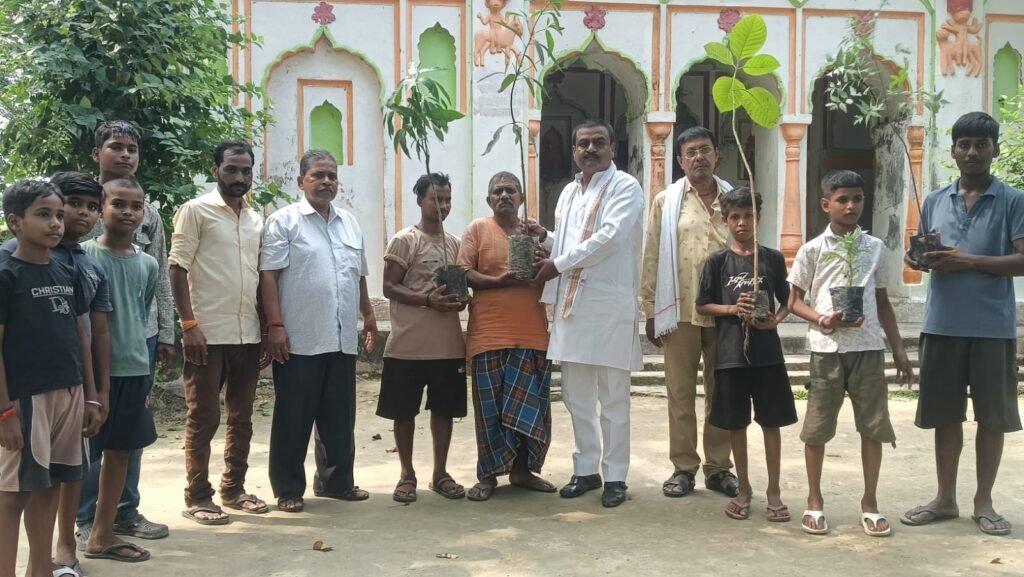 बस्ती पौध वितरित कर दिया पर्यावरण रक्षा का संदेश - BASTI, उत्तर प्रदेश