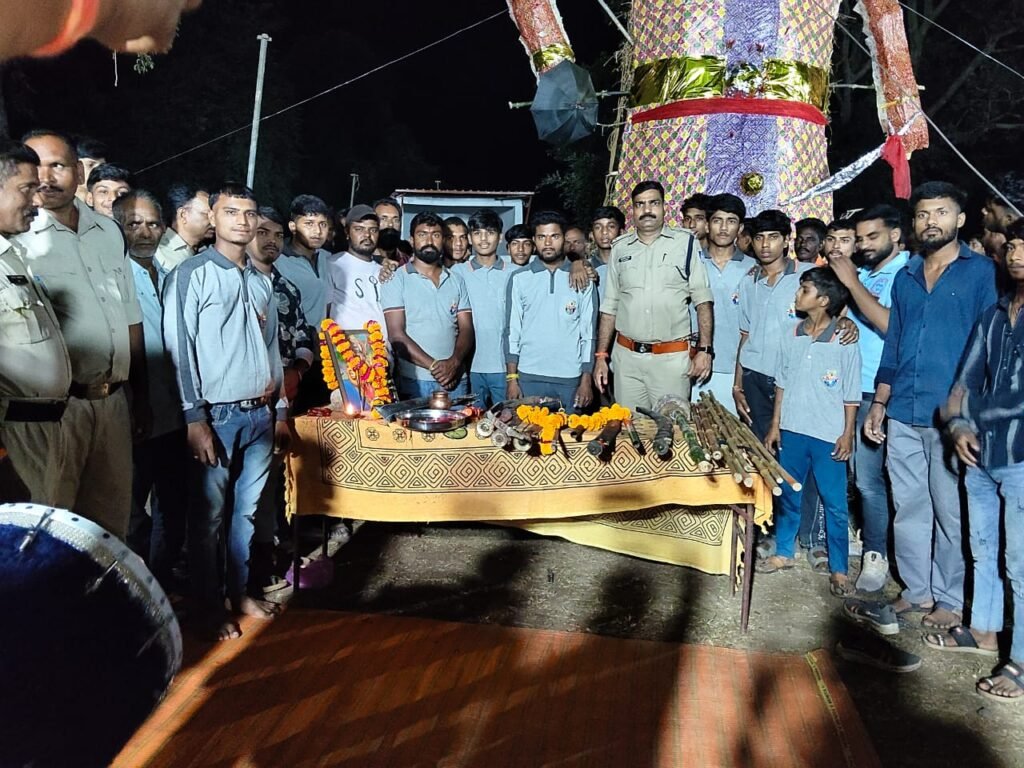 बुराई पर अच्छाई की जीत: झकनावदा में महाकाल मित्र मंडल और बजरंग दल द्वारा भव्य रावण दहन और शस्त्र पूजन संपन्न - झाबुआ, मध्य प्रदेश