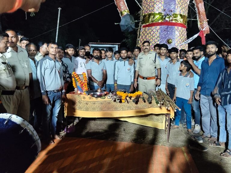 बुराई पर अच्छाई की जीत: झकनावदा में महाकाल मित्र मंडल और बजरंग दल द्वारा भव्य रावण दहन और शस्त्र पूजन संपन्न