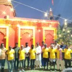 प्रतापगढ़- फेनहा प्राचीन हनुमान मंदिर में जरूरत मंदो को मिली टी शर्ट और केलेंडर।