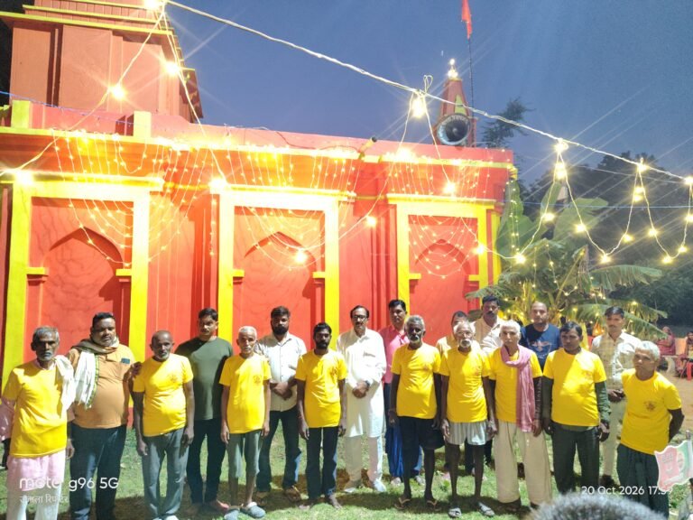 प्रतापगढ़- फेनहा प्राचीन हनुमान मंदिर में जरूरत मंदो को मिली टी शर्ट और केलेंडर।