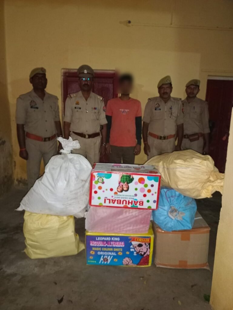 अवैध पटाखों का भंडारकर बेचने वाले एक अभियुक्त गिरफ्तार 1 अवैध पटाखों का भंडारकर बेचने वाले एक अभियुक्त गिरफ्तार - MAU, उत्तर प्रदेश