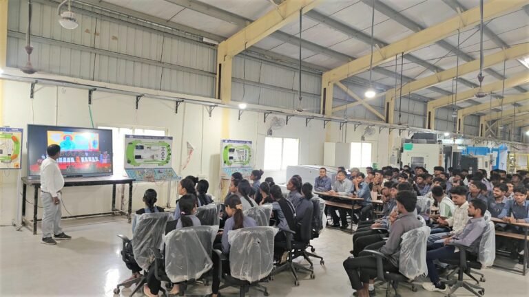 प्रतापगढ़ – प्रतापगढ़ में आईटीआई,पालिटेक्निक एवं आरसेटी के प्रशिक्षण करने वालों ने देखा योजना का सजीव प्रसारण।