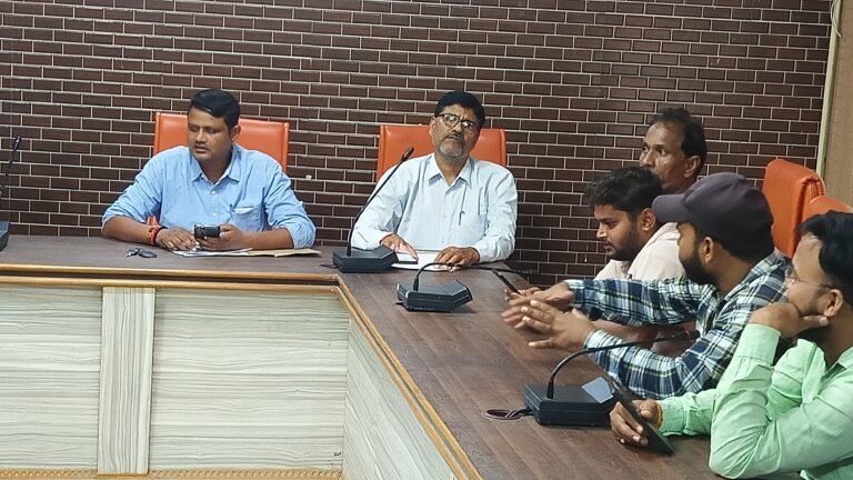 प्रतापगढ़ नगर पालिका में पंप ऑपरेटरो के साथ मीटिंग