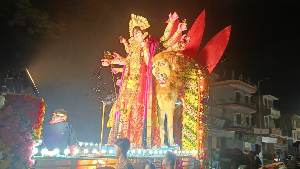 प्रतापगढ़- महुली ढोल नगाड़े और डीजे की धुन पर हुआ माता जी की भव्य प्रतिमा का विसर्जन भावुक हुए श्रद्धालु - PRATAPGARH, उत्तर प्रदेश