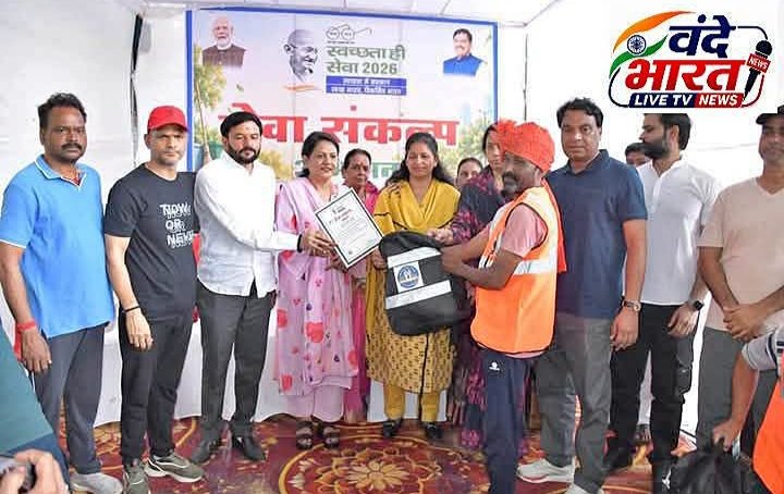 गांधी जयंती एवं स्वच्छ भारत दिवस पर सागर में विशेष स्वच्छता अभियान,सांसद, कलेक्टर व जनप्रतिनिधियों ने सफाईमित्रों का किया सम्मान