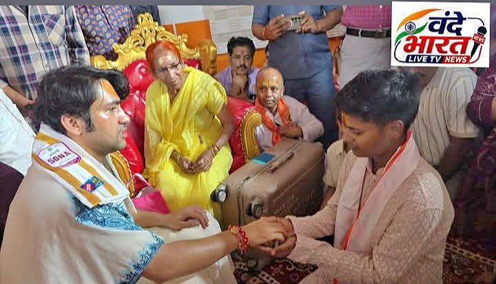 एशियन गेम्स में गोल्ड जीतने के बाद बागेश्वर धाम पहुंचीं क्रिकेटर क्रांति गौड़, बालाजी के दरबार में टेका मत्था