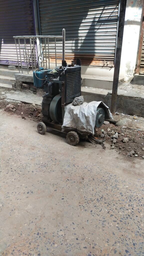 फूलपुर गल्ला मंडी में सड़क पर रखा जनरेटर बना परेशानी का सबब, राहगीरों को हो रही दिक्कत - AZAMGARH, उत्तर प्रदेश