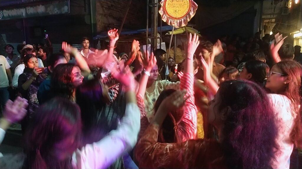 फूलपुर की महारानी के आगमन पर चुना चौक पर धमाकेदार स्वागत, जयकारों से गूंजा पूरा फूलपुर - AZAMGARH, उत्तर प्रदेश