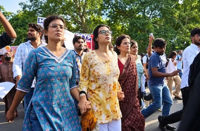 जंतर-मंतर से पुलिस थाने तक संघर्ष की तस्वीरें; नेहा के समर्थन में उतरीं छात्राओं ने लोकतांत्रिक अधिकारों और न्याय की मांग को दी नई आवाज 1 जंतर-मंतर से पुलिस थाने तक संघर्ष की तस्वीरें; नेहा के समर्थन में उतरीं छात्राओं ने लोकतांत्रिक अधिकारों और न्याय की मांग को दी नई आवाज - NEW DELHI, दिल्ली