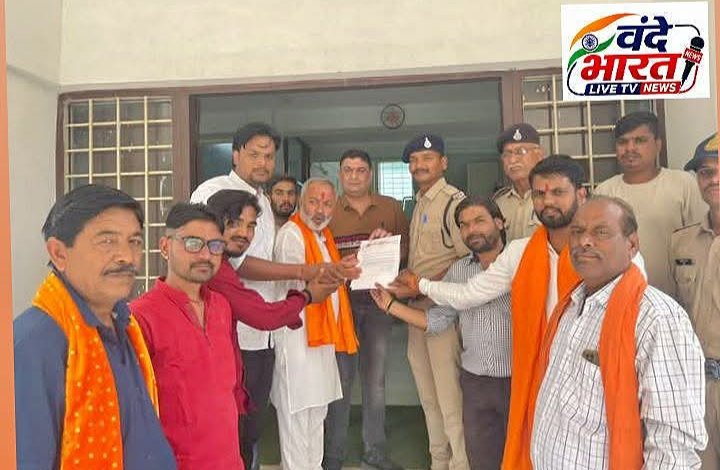 गरबा पंडालों में आधार कार्ड अनिवार्य करने की मांग, शिवसेना ने एसपी को दिया ज्ञापन