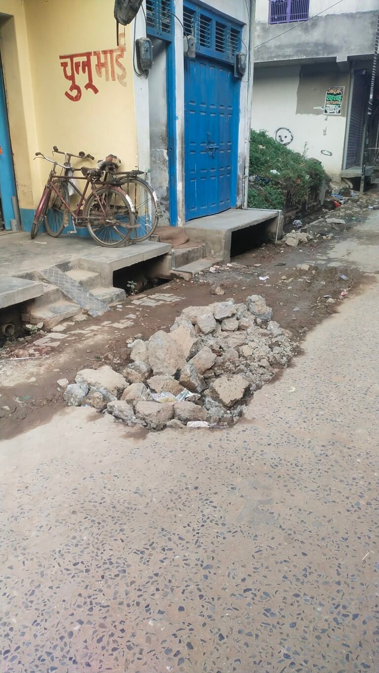 आजमगढ़: फूलपुर गल्ला मंडी की बदहाल सड़क बनी मुसीबत, नवरात्र में कैसे निकलेगा प्रभु श्रीराम का रथ?