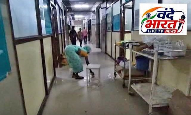 जिला अस्पताल में अमानवीय तस्वीर: बीमार बेटे के इलाज को आई मां से लगवाया पोछा, वीडियो वायरल