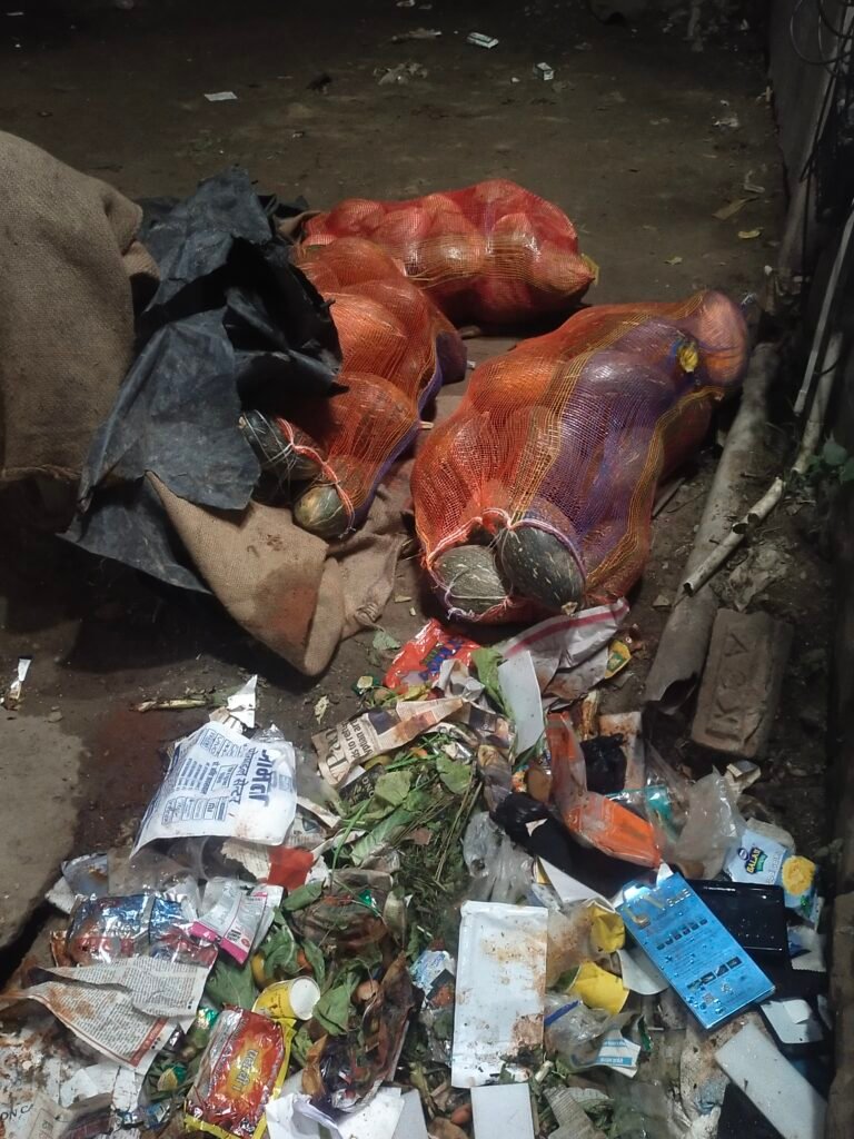 आजमगढ़: फूलपुर में कूड़े के पास रखा कोहड़ा, सब्जियों के रखरखाव पर उठे सवाल