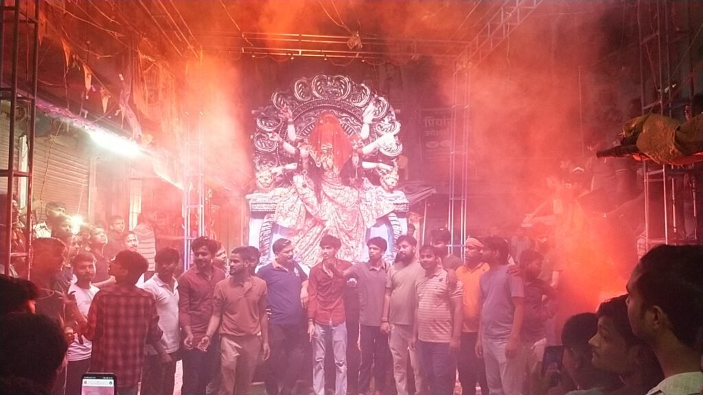 फूलपुर गल्ला मंडी में सम्राट अशोक क्लब की महारानी का भव्य स्वागत, भांगड़ा और आतिशबाजी के बीच झूमे श्रद्धालु 1 फूलपुर गल्ला मंडी में सम्राट अशोक क्लब की महारानी का भव्य स्वागत, भांगड़ा और आतिशबाजी के बीच झूमे श्रद्धालु - AZAMGARH, उत्तर प्रदेश