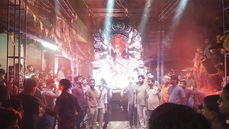 आजमगढ़: फूलपुर में अद्भुत क्लब द्वारा मां का भव्य आगमन, भक्तों में दिखा जबरदस्त उत्साह
