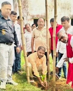 कधवन हाई स्कूल में मुखिया ने किया पौधारोपण 2 IMG 20261014 221044