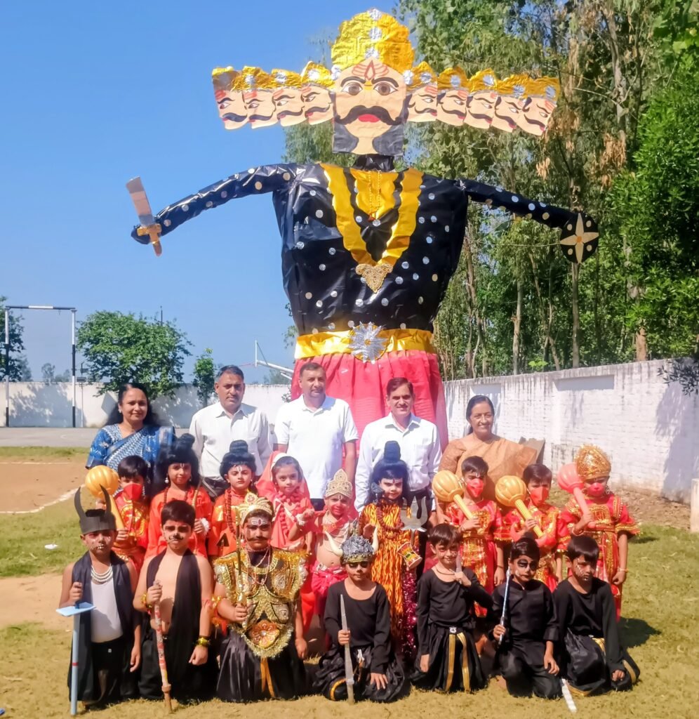 राजेंद्रा एकेडमी में राम-लक्ष्मण, हनुमान व रावण की वेशभूषा में दिखे बच्चे 1 IMG 20261017 1135421823