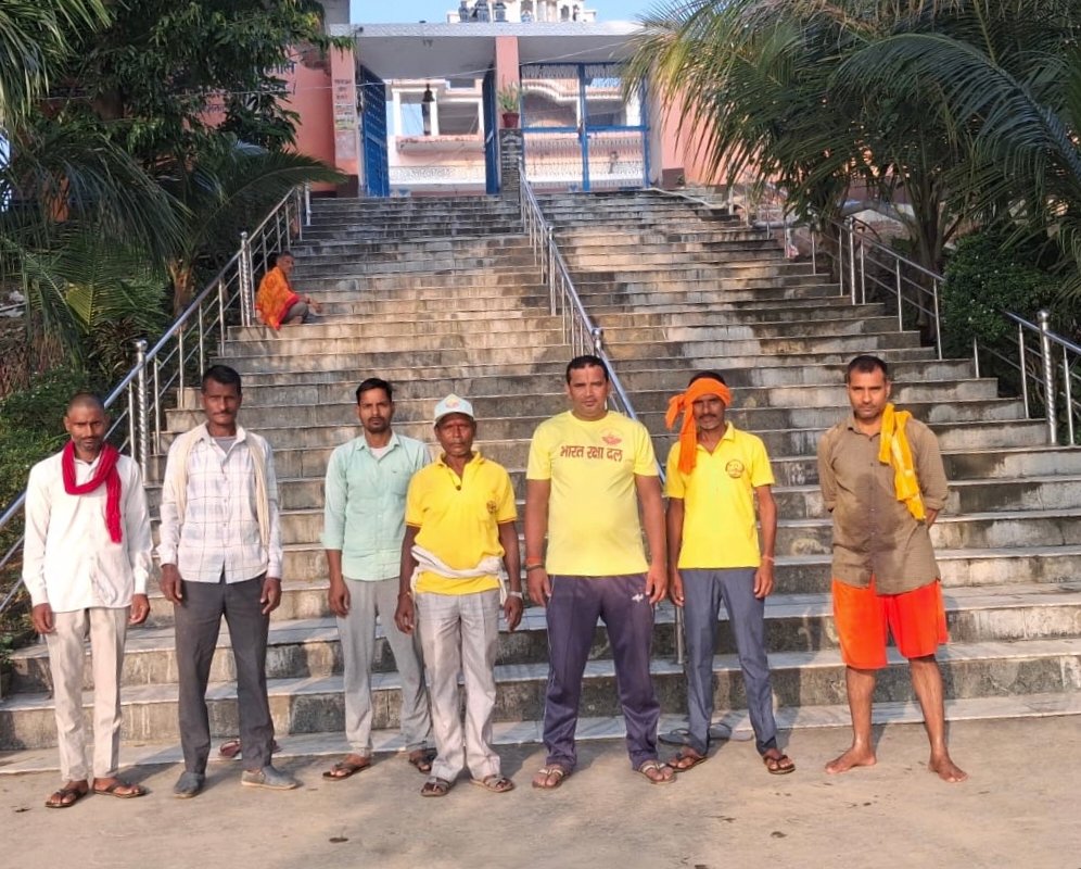 जागेंगे, जगाएंगे, भारत भव्य बनाएंगे’ के संकल्प के साथ भारत रक्षा दल ने चलाया स्वच्छता अभियान - AZAMGARH, उत्तर प्रदेश