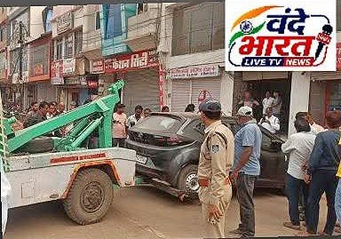 पुलिस एवं नगर निगम का संयुक्त अभियान, कटरा बाजार में यातायात बाधित करने वाले वाहनों पर कार्रवाई