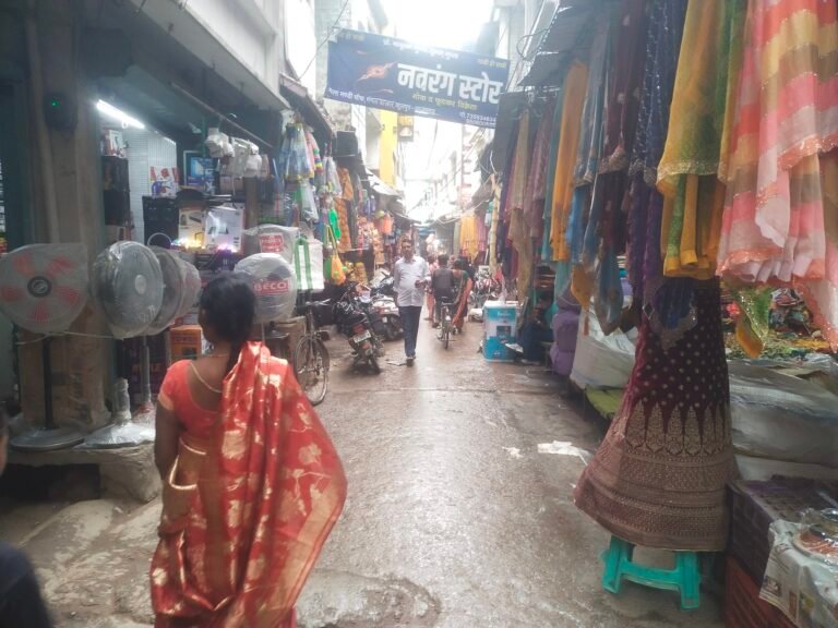 आजमगढ़, फूलपुर। बारिश के चलते मंगल बाजार में पसरा सन्नाटा, करवा चौथ की खरीदारी पर पड़ा असर