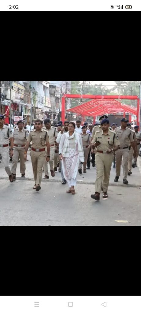 नरसिंहपुर जिले के के कलेक्टर एसपी ने शांति व्यवस्था बनाए रखने के लिए शहर में निकाला फ्लैग मार्च 1 नरसिंहपुर जिले के के कलेक्टर एसपी ने शांति व्यवस्था बनाए रखने के लिए शहर में निकाला फ्लैग मार्च - नरसिंहपुर, मध्य प्रदेश