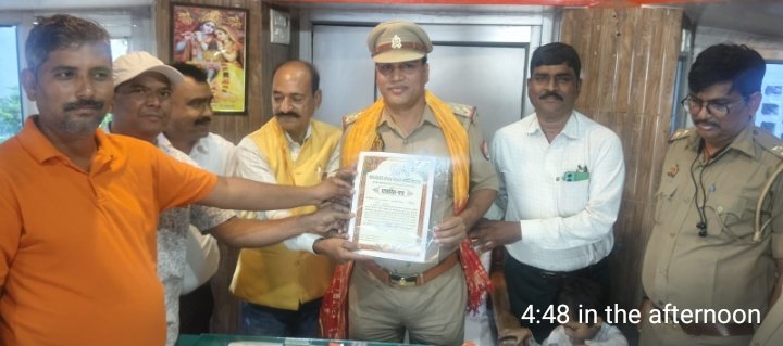 उत्तर प्रदेश अपराध निरोधक समिति के पदाधिकारियो ने प्रभारी निरीक्षक रुपईडीहाहरेंद्र मिश्रा को ववरिष्ठ उप निरीक्षक अजीत प्रताप सिंह को किया सम्मानित