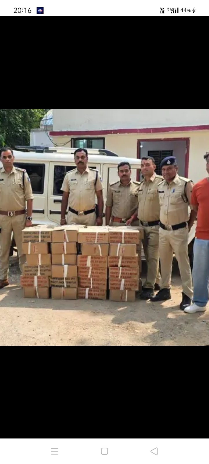 नरसिंहपुर जिले में ऑपरेशन ईगल क्लो का असर पुलिस ने शक्कर नदी पुल पर पड़ी 10 लाख की अवैध शराब बोलेरो वाहन जप्त
