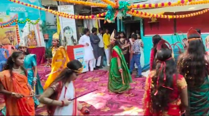 आजमगढ़: सनवर्ड माण्टेसरी स्कूल में छात्राओं ने धारण किया मां दुर्गा के नौ रूपों का स्वरूप, गरबा-डांडिया से बांधा समां