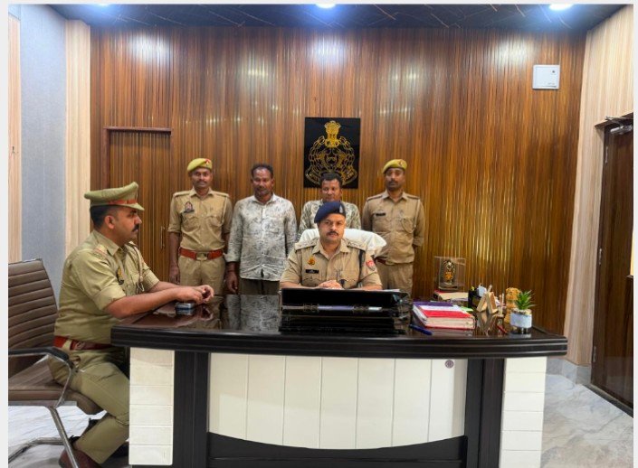 फूलपुर पुलिस की बड़ी कार्रवाई: 75 हजार के दो इनामी आरोपी गिरफ्तार, 47 मुकदमे दर्ज