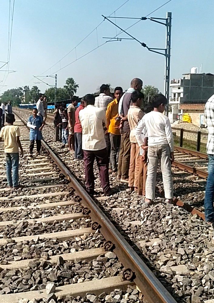 फूलपुर में ताप्ती गंगा एक्सप्रेस की चपेट में आने से 70 वर्षीय वृद्धा की मौत