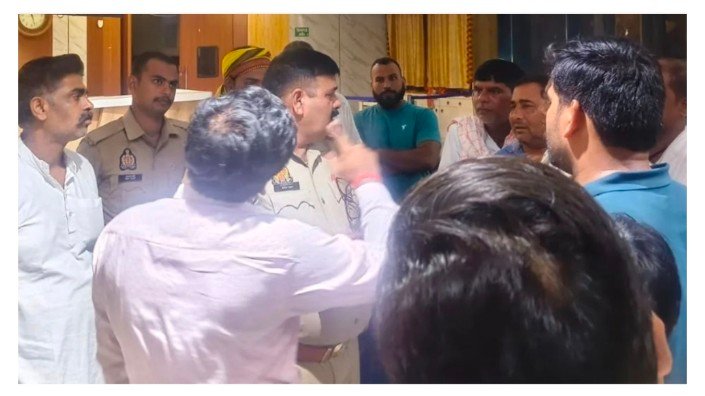 आजमगढ़: प्रसव के दौरान नवजात की मौत, निजी अस्पताल पर लापरवाही का आरोप; परिजनों ने किया हंगामा