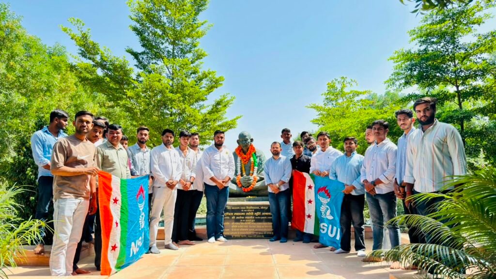 एनएसयूआई जोधपुर ने महात्मा गांधी जयंती पर बापू को किया नमन, प्रतिमा पर की पुष्पांजलि 1 एनएसयूआई जोधपुर ने महात्मा गांधी जयंती पर बापू को किया नमन, प्रतिमा पर की पुष्पांजलि - JODHPUR, राजस्थान