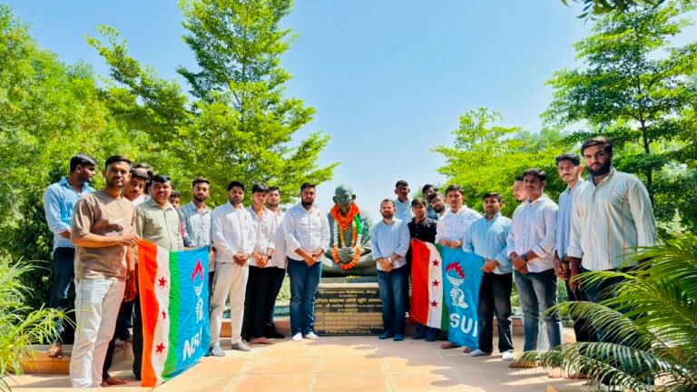 एनएसयूआई जोधपुर ने महात्मा गांधी जयंती पर बापू को किया नमन, प्रतिमा पर की पुष्पांजलि