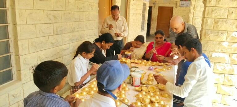दिव्यांग बच्चों के हाथों से सजे दीप, सारथी फाउंडेशन ने मनाया सेवा दिवस पर शहरवासियों से दीपक खरीदने की अपील