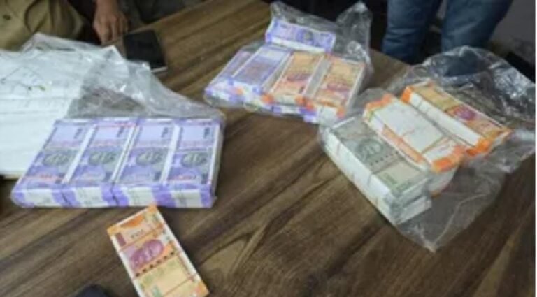यूपी पुलिस के 2 सिपाही चला रहे थे नकली नोटों का गैंग! असली के बदले 3 गुना नकली नोट देने का लालच देकर ठगी का आरोप