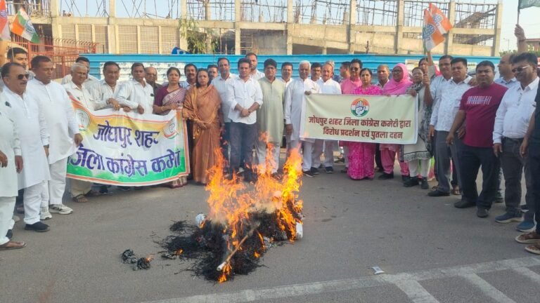 भाजपा के प्रदेश अध्यक्ष मदन राठौड़ का पाकिस्तान के समर्थन में दिए गए बयान पर पुतला फूंक कर विरोध प्रदर्शन किया