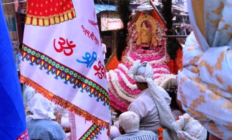 कस्बा बेवर जनपद मैनपुरी में धूमधाम से निकाली जा रही 551 निशान खाटू श्याम पदयात्रा जय श्री श्याम के जयकारों से भक्तिमय हुआ माहौल 🚩