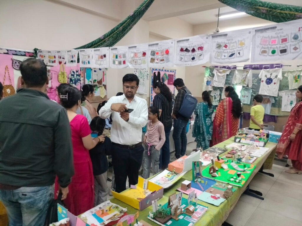 पोदार इंटरनेशनल स्कूल में ‘द ट्रेंड फेस्ट’ कार्निवल का आयोजन ‘Turning Waste into WOW’ थीम के अंतर्गत विद्यार्थियों ने दिया पर्यावरण संरक्षण एवं पुनः उपयोग का संदेश। 1 पोदार इंटरनेशनल स्कूल में ‘द ट्रेंड फेस्ट’ कार्निवल का आयोजन ‘Turning Waste into WOW’ थीम के अंतर्गत विद्यार्थियों ने दिया पर्यावरण संरक्षण एवं पुनः उपयोग का संदेश। - इन्दौर, मध्य प्रदेश