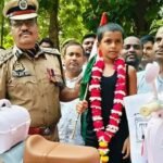 हाथों में तिरंगा लेकर नन्ही धाविका अनामिका ने तीस किलोमीटर की दौड़ पूरी की