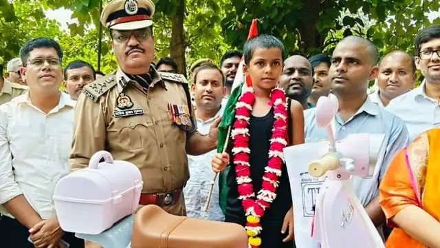 हाथों में तिरंगा लेकर नन्ही धाविका अनामिका ने तीस किलोमीटर की दौड़ पूरी की
