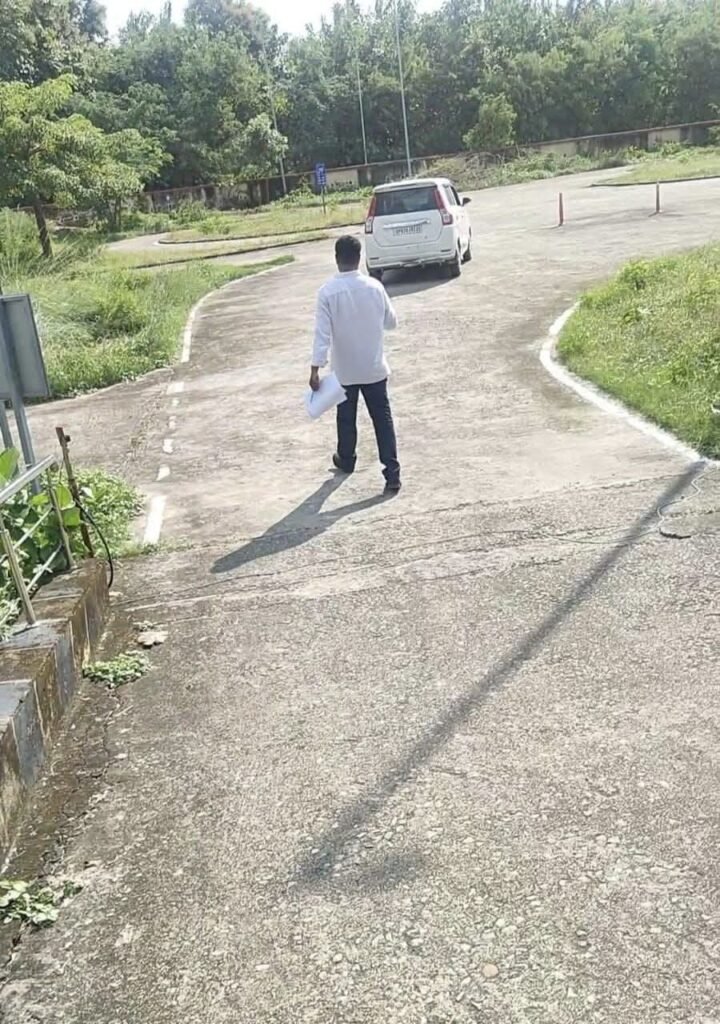 बस्ती आरटीओ में ड्राइविंग टेस्ट के नाम पर मची है लूट 1 बस्ती आरटीओ में ड्राइविंग टेस्ट के नाम पर मची है लूट - BASTI, उत्तर प्रदेश