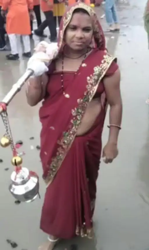 इंदौर में बंद दुकानों के सामने मिला युवती का शव:शरीर पर चोटों के निशान, हत्या की आशंका; जांच में जुटी पुलिस